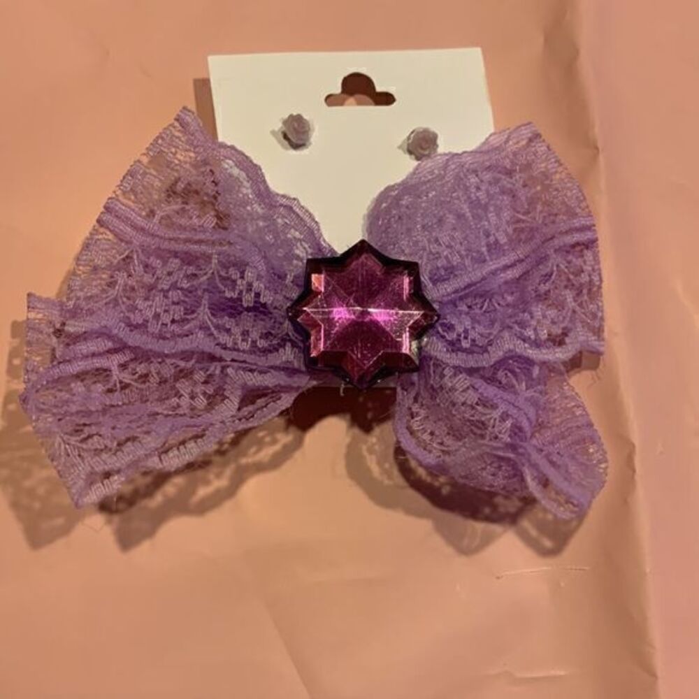 ⭐️⭐️HOST PICK⭐️⭐️⭐️4/$12 🌟CUTE lavender lace hair clip with, matching earrings.